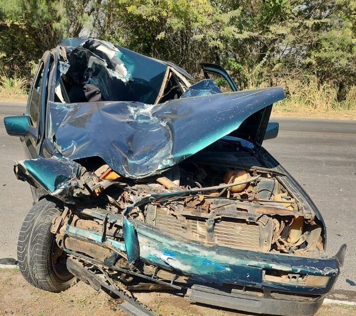 Colisão entre carro e caminhão deixa três pessoas feridas na BR-354 em Arcos