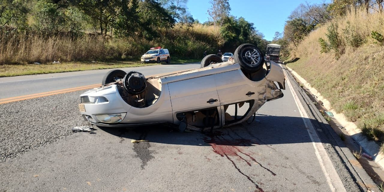 Capotamento na MG-050 deixa três pessoas feridas, em Formiga