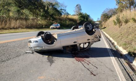 Capotamento na MG-050 deixa três pessoas feridas, em Formiga