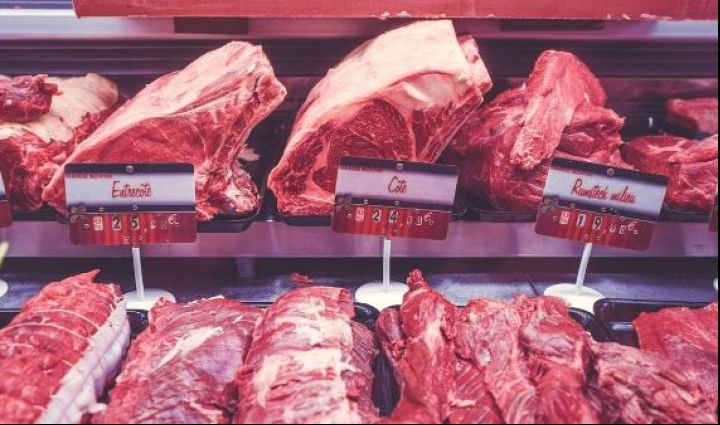 Açougueira é demitida por pesar picanha com preço de coxão mole para ‘conhecido’