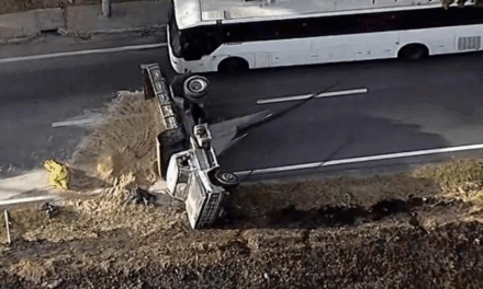 Caminhão carregado com areia tomba no Anel Rodoviário de BH