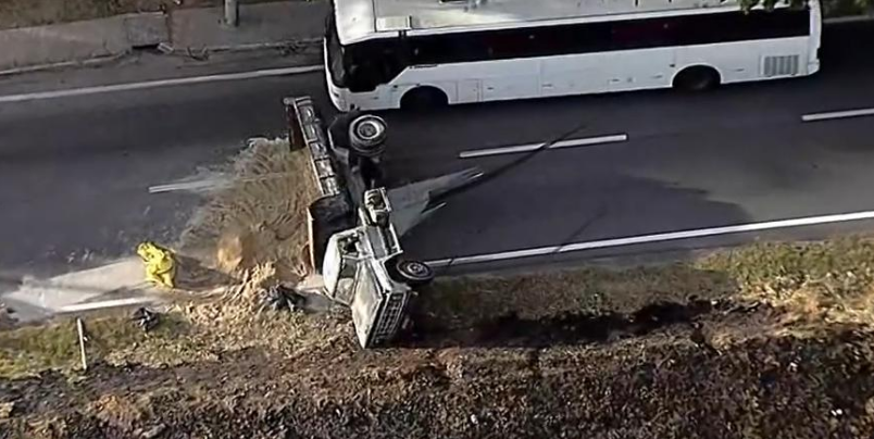 Caminhão carregado com areia tomba no Anel Rodoviário de BH