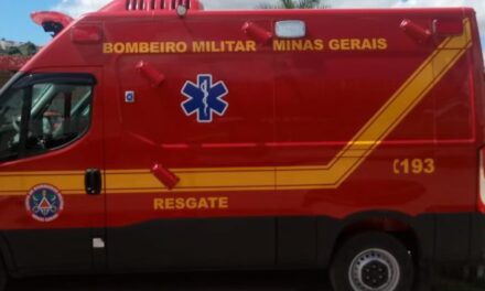 Bombeiros socorrem vítima de queda de própria altura em Formiga