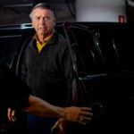 “Eu gostaria de conversar com vocês, mas não posso”, insiste Bolsonaro