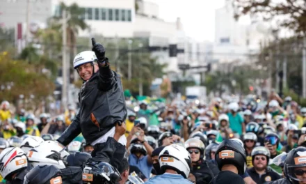 Mesmo com tornozeleira, Bolsonaro deve participar de motociata em Brasília