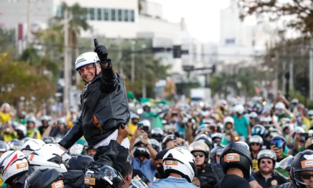 Mesmo com tornozeleira, Bolsonaro deve participar de motociata em Brasília