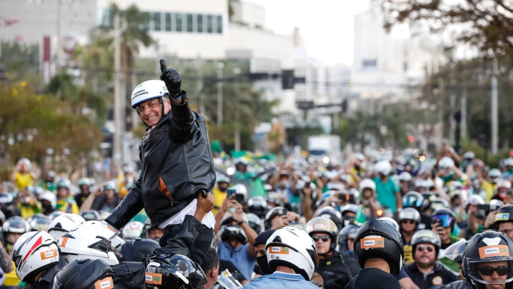 Mesmo com tornozeleira, Bolsonaro deve participar de motociata em Brasília