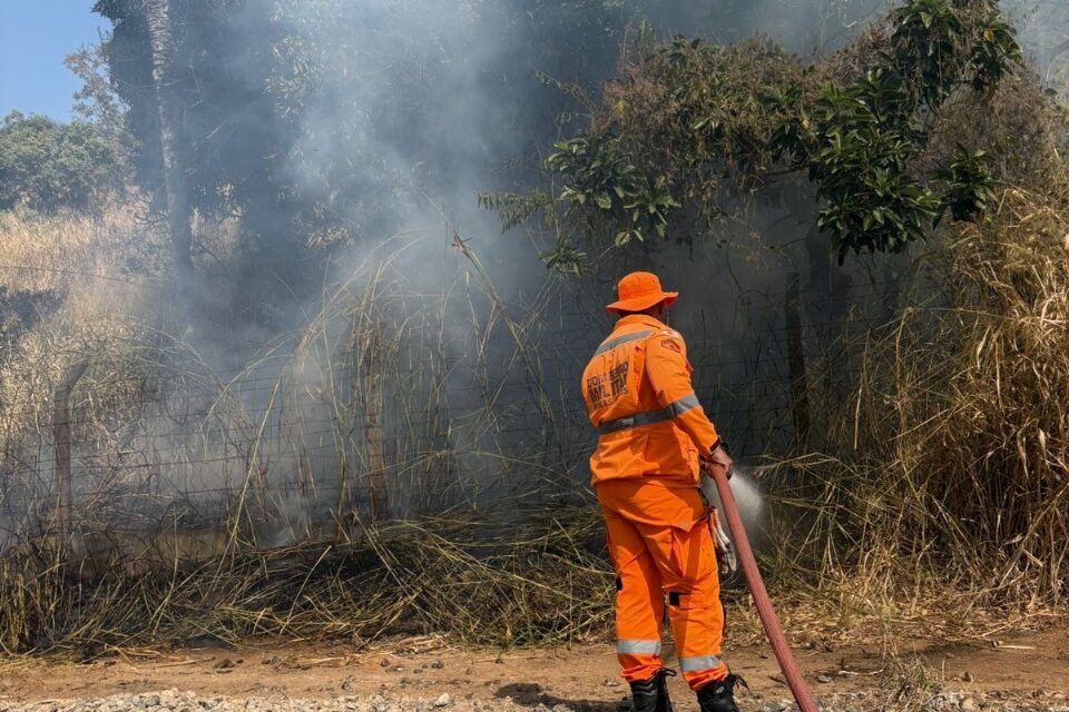 Corpo de Bombeiros combate incêndio, no bairro Santa Tereza, em Formiga