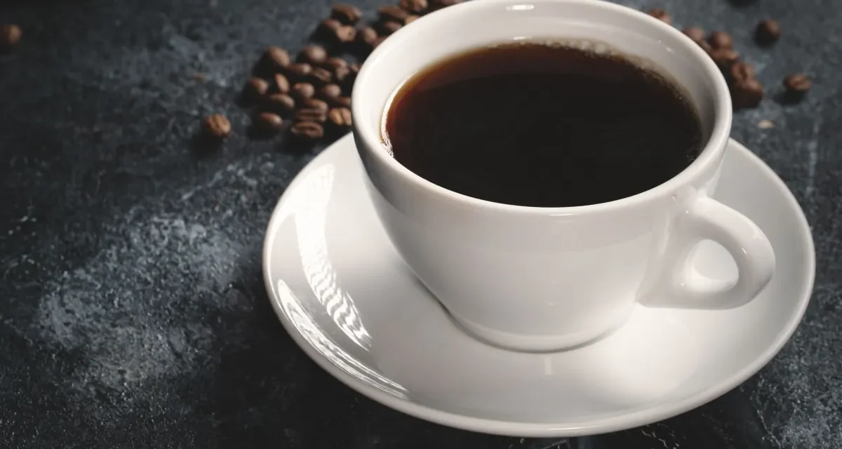Café preto e sem açúcar faz bem para coração e longevidade, diz estudo