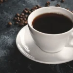 Café preto e sem açúcar faz bem para coração e longevidade, diz estudo