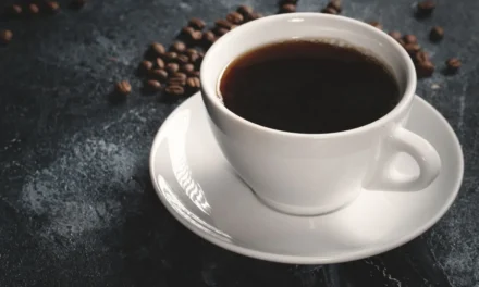 Café preto e sem açúcar faz bem para coração e longevidade, diz estudo