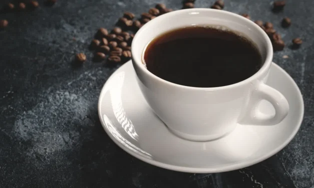 Café preto e sem açúcar faz bem para coração e longevidade, diz estudo