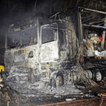 Caminhoneiro sente cheiro de queimado e escapa antes de incêndio destruir caminhão, em Uberaba