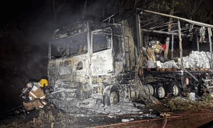 Caminhoneiro sente cheiro de queimado e escapa antes de incêndio destruir caminhão, em Uberaba