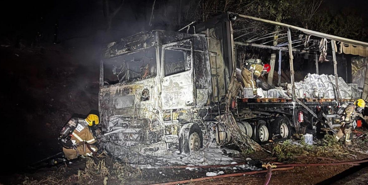 Caminhoneiro sente cheiro de queimado e escapa antes de incêndio destruir caminhão, em Uberaba