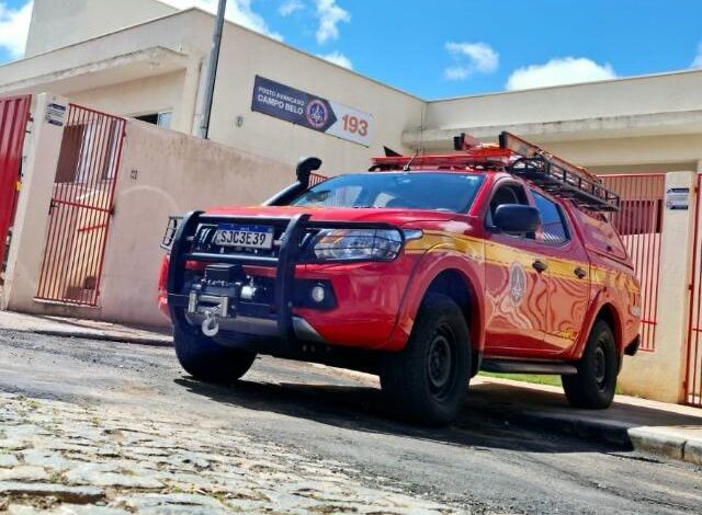 Bombeiros resgatam jovem em parada cardiorrespiratória dentro de banheiro, em Campo Belo