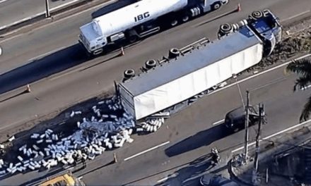 Carreta tomba com 26 toneladas de bobinas de plástico no Anel Rodoviário de BH