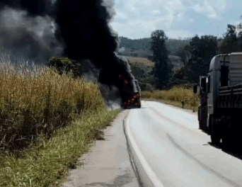 Carreta pega fogo na BR-354, entre Campo Belo e Formiga