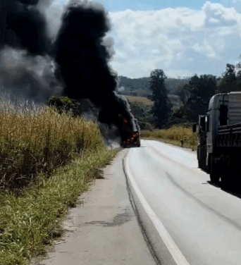 Carreta pega fogo na BR-354, entre Campo Belo e Formiga