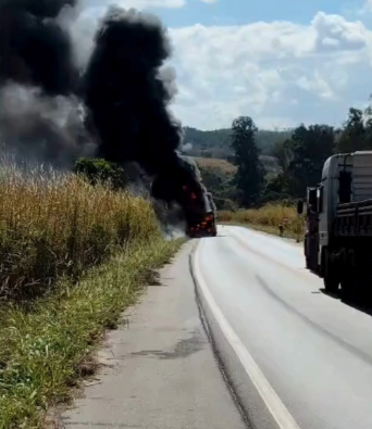 Carreta pega fogo na BR-354, entre Campo Belo e Formiga