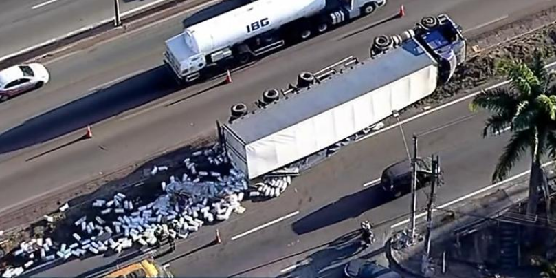 Carreta tomba com 26 toneladas de bobinas de plástico no Anel Rodoviário de BH