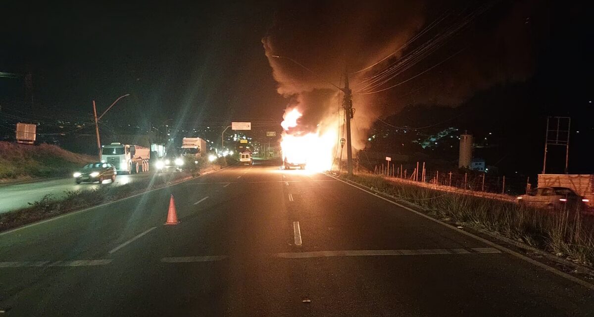 Ônibus pega fogo e interdita Via Expressa na Grande BH