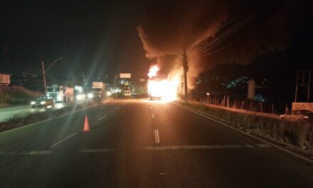 Ônibus pega fogo e interdita Via Expressa na Grande BH