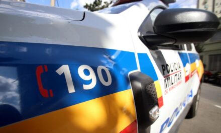 Mulher pula de carro para se salvar após ser baleada e ter o pescoço cortado