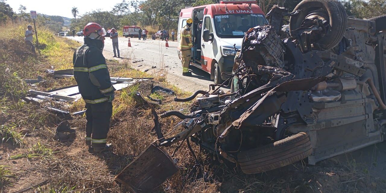 Grave acidente entre dois veículos acontece na BR-494, em Cláudio