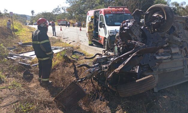 Grave acidente entre dois veículos acontece na BR-494, em Cláudio