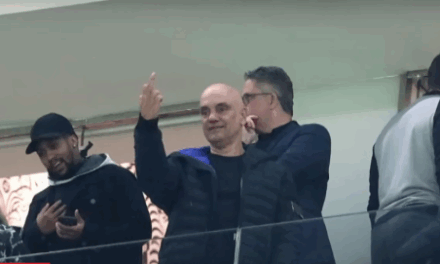 Moraes faz gesto obsceno ao acompanhar vitória do Corinthians em Itaquera