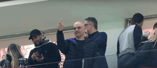 Moraes faz gesto obsceno ao acompanhar vitória do Corinthians em Itaquera