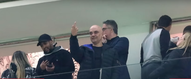 Moraes faz gesto obsceno ao acompanhar vitória do Corinthians em Itaquera