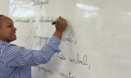 Salário de até R$ 6,9 mil: Minas abre mais de 13 mil vagas para novo concurso da Educação