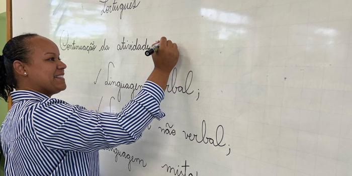 Salário de até R$ 6,9 mil: Minas abre mais de 13 mil vagas para novo concurso da Educação