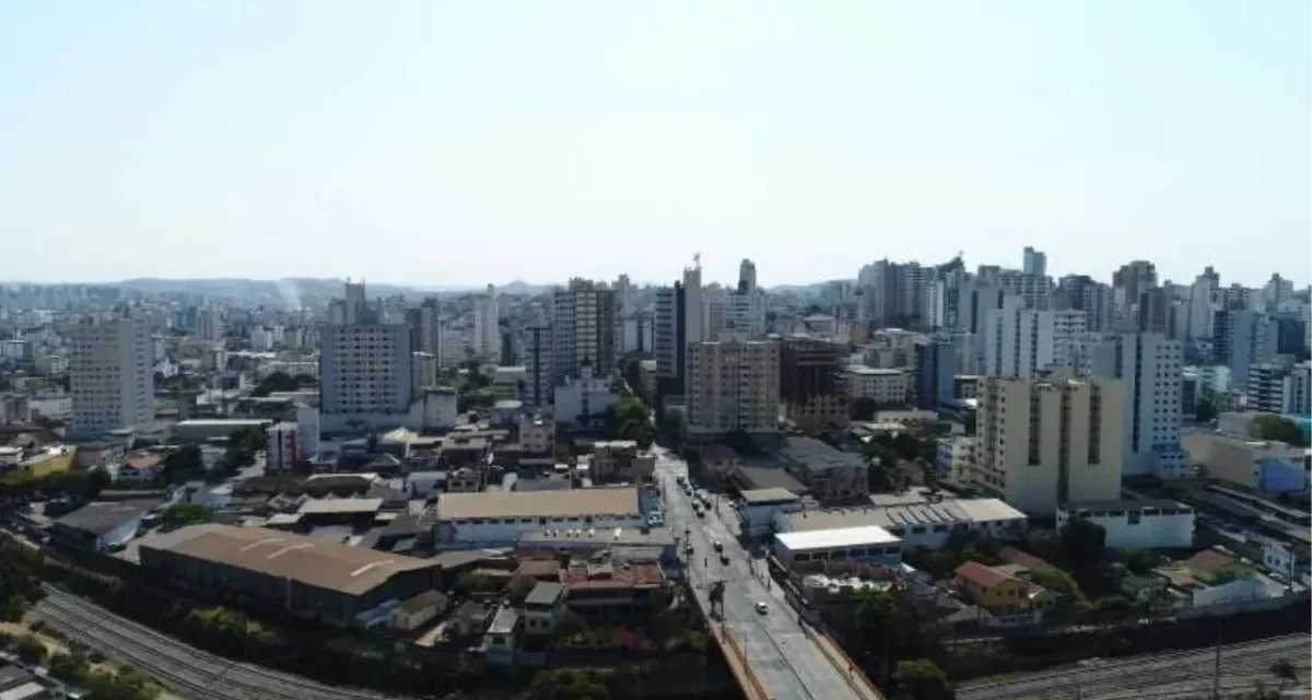Pedestre é atingido por pedra durante roçada em praça de Divinópolis