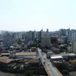 Pedestre é atingido por pedra durante roçada em praça de Divinópolis