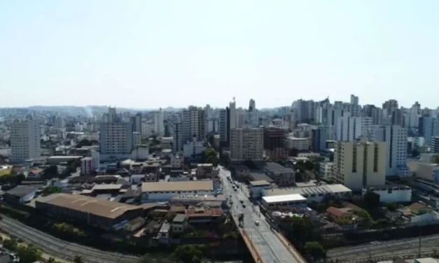Pedestre é atingido por pedra durante roçada em praça de Divinópolis