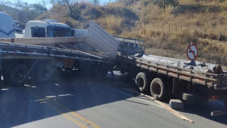 Acidente entre dois caminhões e uma carreta é registrado na MG-050, em Itaúna
