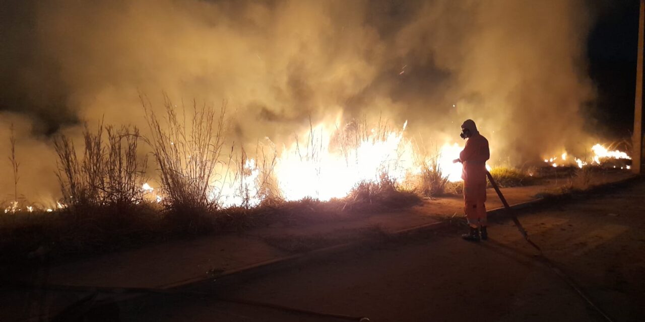 Incêndio foi registrado no bairro Márcia Faria, em Arcos