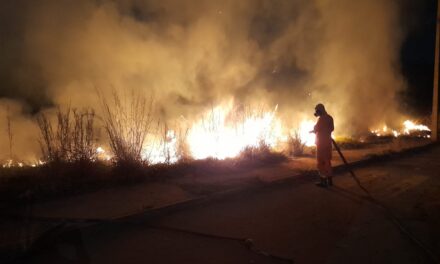 Incêndio foi registrado no bairro Márcia Faria, em Arcos