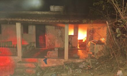 Incêndio foi registrado em casa abandonada no bairro Santa Tereza, em Formiga