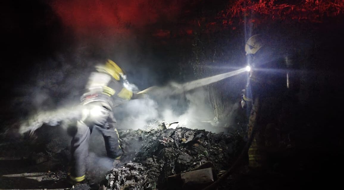 Bombeiros combatem incêndio em galpão com resina inflamável, em Formiga