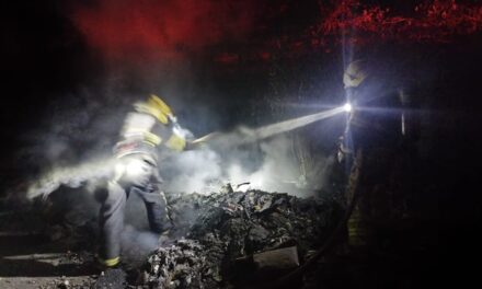 Bombeiros combatem incêndio em galpão com resina inflamável, em Formiga