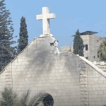 Ataque de Israel à única igreja católica de Gaza deixa dois mortos; padre fica ferido