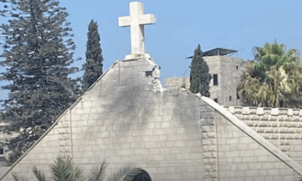 Ataque de Israel à única igreja católica de Gaza deixa dois mortos; padre fica ferido