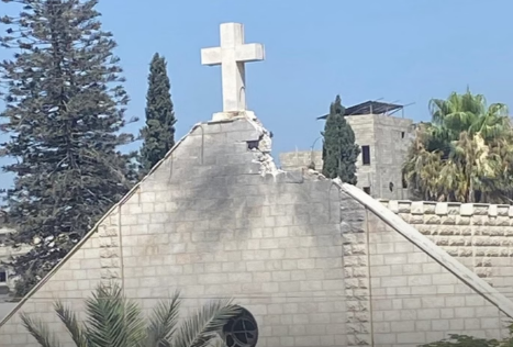 Ataque de Israel à única igreja católica de Gaza deixa dois mortos; padre fica ferido