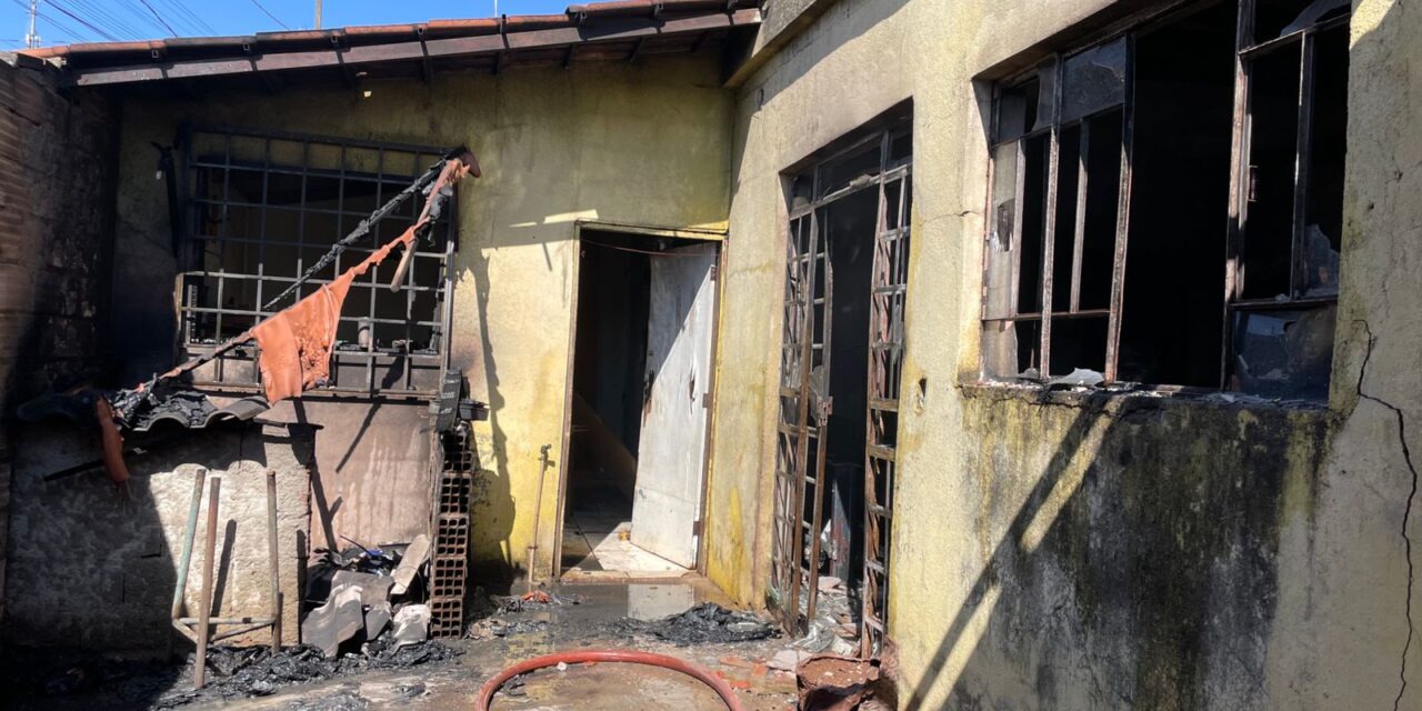 Incêndio em residência mobiliza Corpo de Bombeiros, em Divinópolis