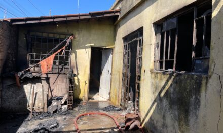 Incêndio em residência mobiliza Corpo de Bombeiros, em Divinópolis