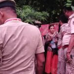 Polícia encontra mulher morando em caverna isolada: “passo o dia cantando e pintando”